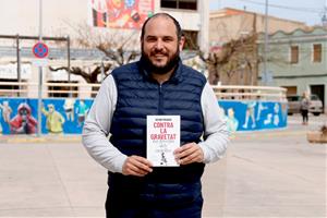 Kevin Prados s'aproxima als castells com una obra d'art a l'assaig 'Contra la gravetat. La filosofia dels castellers'. ACN