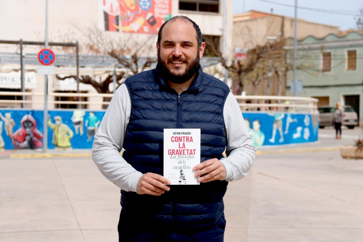 Kevin Prados s'aproxima als castells com una obra d'art a l'assaig 'Contra la gravetat. La filosofia dels castellers'. ACN