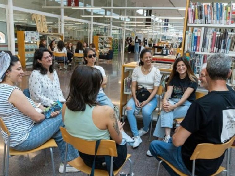 La Biblioteca Joan Oliva impulsa la primera edició de la Biblioteca Humana a Vilanova i la Geltrú. Ajuntament de Vilanova