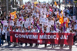 La capçalera de la manifestació de metges a Barcelona. ACN / Joan Mateu Parra