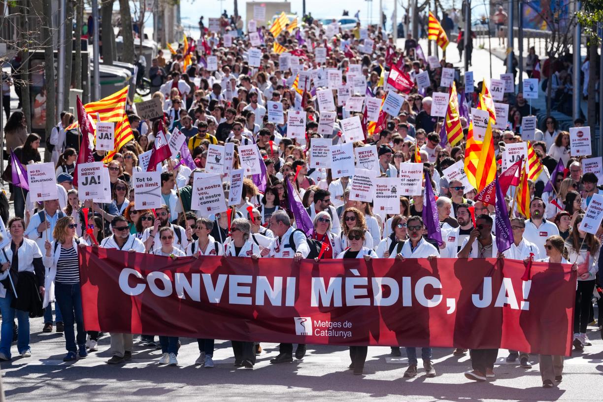La capçalera de la manifestació de metges a Barcelona. ACN / Joan Mateu Parra