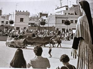 La Cuca ballant a la plaça Xoriguer per la Festa Major de Sant Joan (1979). Mike