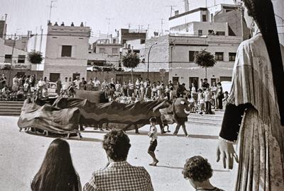La Cuca ballant a la plaça Xoriguer per la Festa Major de Sant Joan (1979). Mike