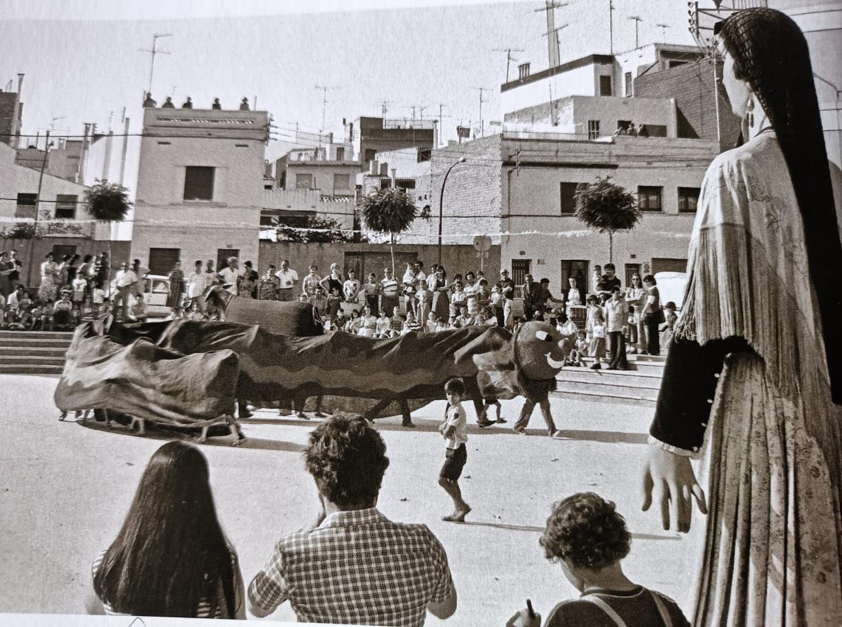 La Cuca ballant a la plaça Xoriguer per la Festa Major de Sant Joan (1979). Mike