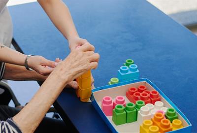 La cura de les persones grans des d’un entorn hospitalari i humà. CSAPG