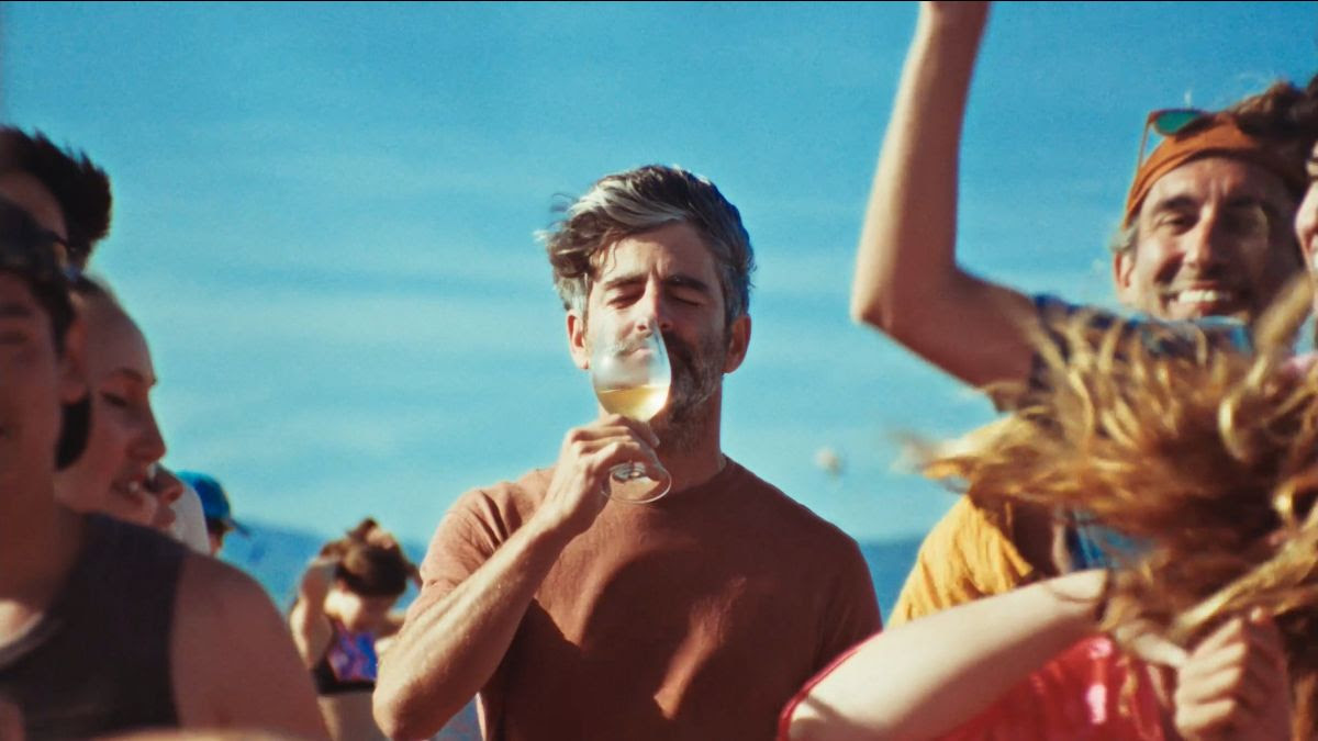 La DO Penedès participa en el nou videoclip de Joan Dausà. DO Penedès
