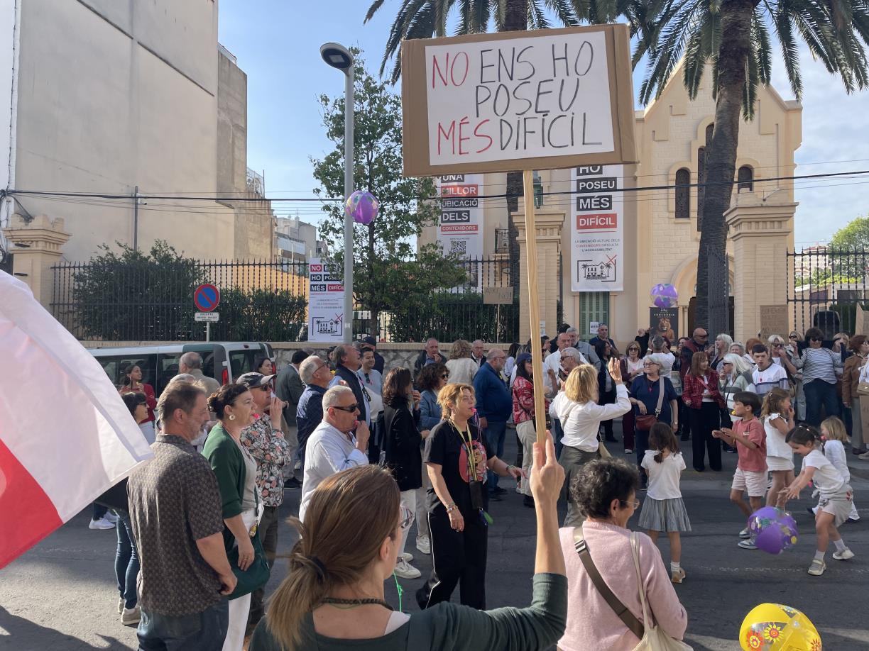 La Fundació Ave Maria reclama reubicar els contenidors davant del centre a Sitges. Fundació Ave Maria 