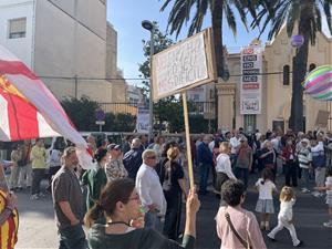 La Fundació Ave Maria reclama reubicar els contenidors davant del centre a Sitges