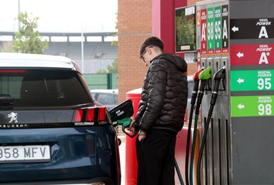 La gasolina continua pujant de preu i ja costa 1,585 euros el litre, un 6,87% més que fa una setmana. ACN