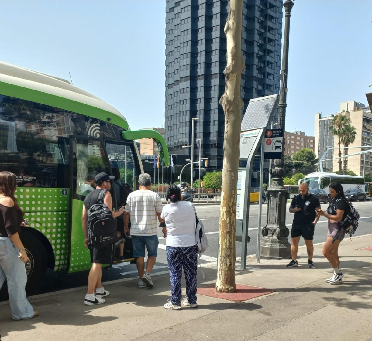 La Generalitat reorganitza les parades de bus interurbà de la Diagonal per millorar el servei als corredors del Penedès. Generalitat de Catalunya