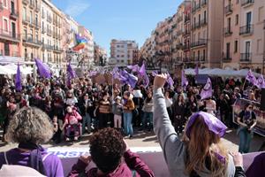 La manifestació feminista del 8-M convocada per la Plataforma Feminista del Camp de Tarragona ha culminat a la plaça de la Font. ACN / Ariadna Escoda