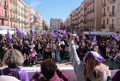 La manifestació feminista del 8-M convocada per la Plataforma Feminista del Camp de Tarragona ha culminat a la plaça de la Font. ACN / Ariadna Escoda