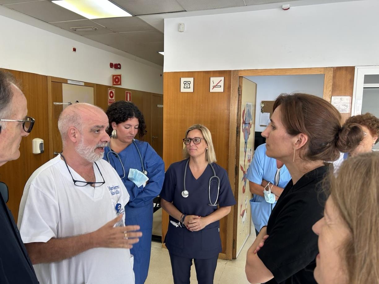 La ministra de Sanitat, Mónica García durant una visita al centre de salut Otero, a Ceuta. ACN