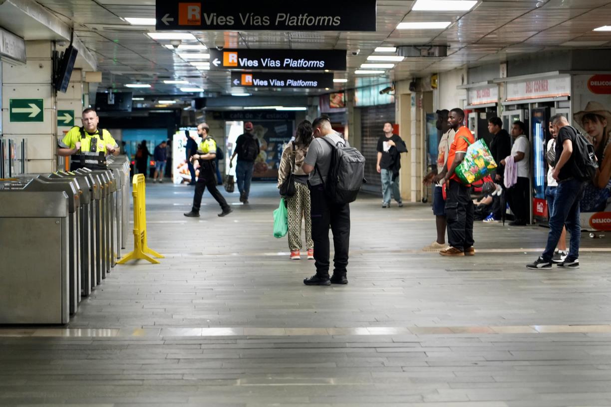 La mobilitat es reprèn amb la reobertura parcial de Rodalies, FGC i l'alta velocitat i llarga distància des de Barcelona. ACN