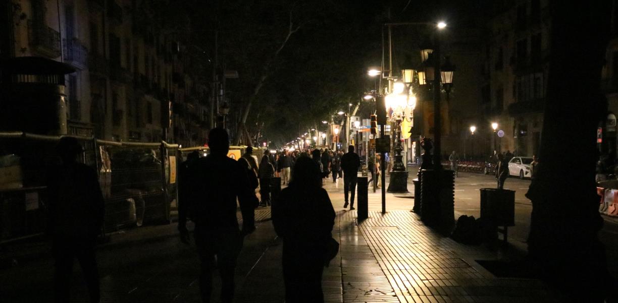 La part superior de la Rambla de Barcelona, la dels Estudis, sense llum, mentre que la central, la de Sant Josep, ja il·luminada.. Xavier Alsinet