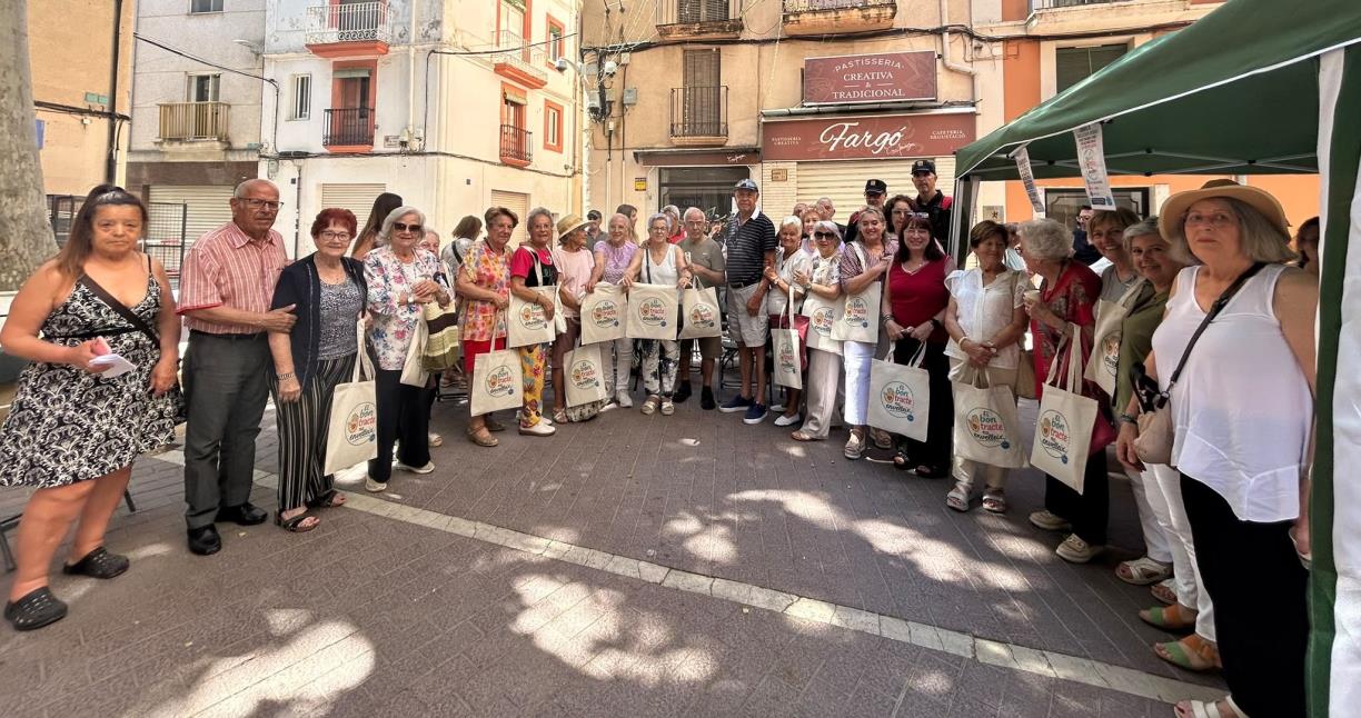 La plaça de les Garrofes del Vendrell acull una jornada de sensibilització contra el maltractament a les persones grans. EIX