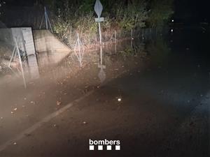 La pluja deixa 270 avisos dels Bombers i obliga a evacuar un càmping de Sitges. Bombers