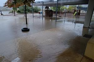 La pluja obliga a tancar l’escola de Torrelles de Foix i suspendre les classes. ACN