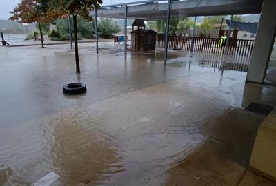 La pluja obliga a tancar l’escola de Torrelles de Foix i suspendre les classes. ACN