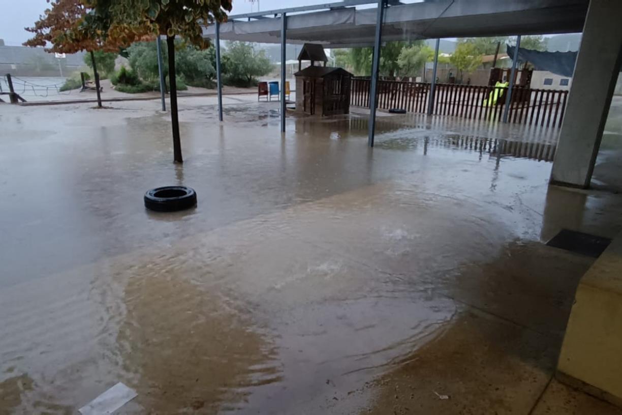 La pluja obliga a tancar l’escola de Torrelles de Foix i suspendre les classes. ACN