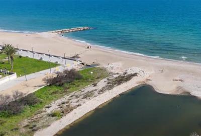 La Policia Local i els Mossos investiguen la identitat d’una dona trobada morta a la platja Llarga de Cubelles. Ajuntament de Cubelles