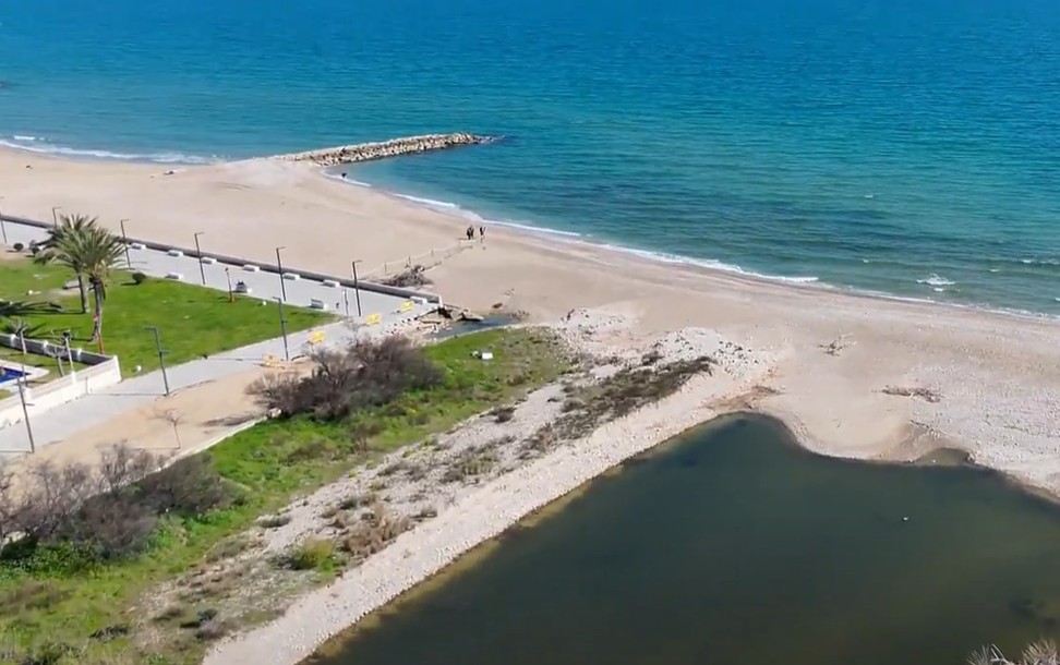 La Policia Local i els Mossos investiguen la identitat d’una dona trobada morta a la platja Llarga de Cubelles. Ajuntament de Cubelles