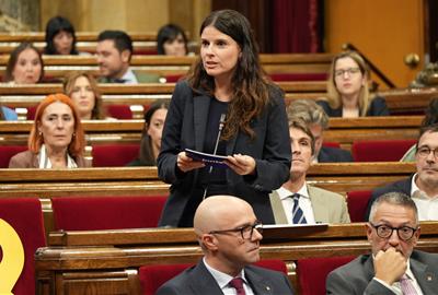 La presidenta de Junts al Parlament, Mònica Sales, a la sessió de control del Parlament . ACN / Marta Sierra
