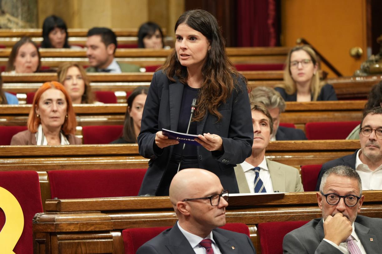 La presidenta de Junts al Parlament, Mònica Sales, a la sessió de control del Parlament . ACN / Marta Sierra