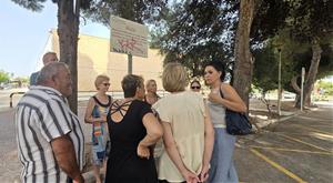 La regidora de Fem Vendrell, Mar Vázquez Oliveros, amb veïns i veïnes dels Masos de Coma-ruga. Eix