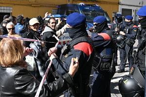 La senyora fa 70 anys que viu en un pis de la família, però a causa d’una permuta no escripturada pot anar al carrer