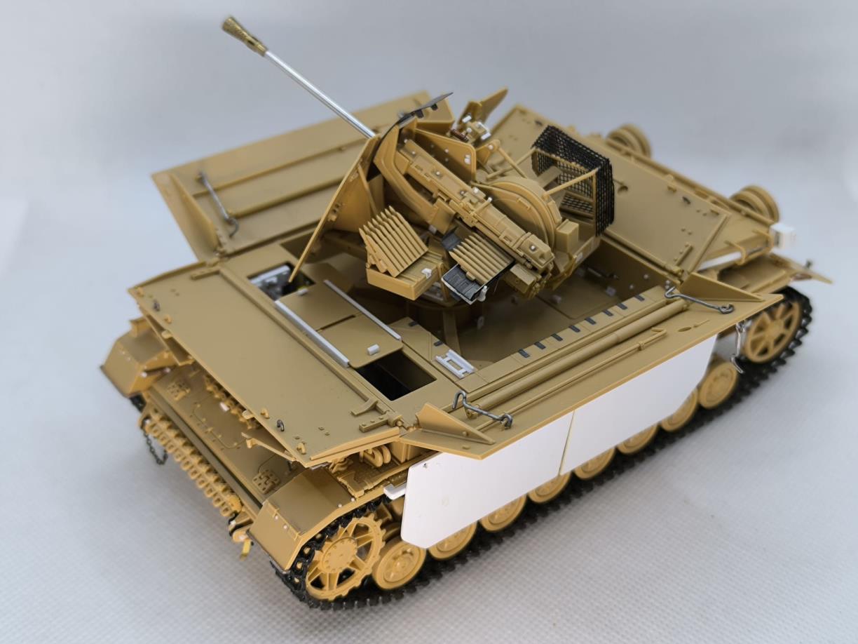 La seva obra representava un Panzer III modificat amb un canó antiaeri Möbelfahrzeug. Eix