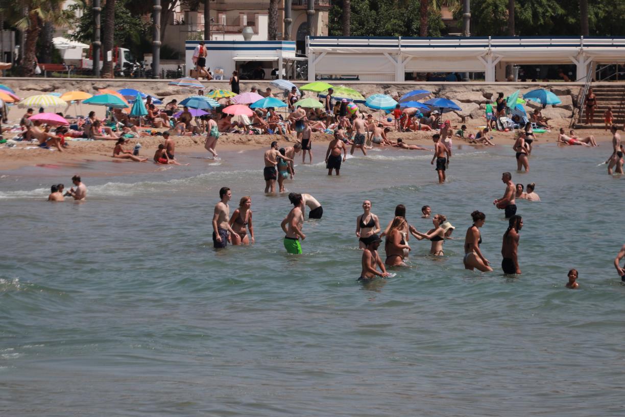 La temperatura de l’aigua del mar a l’estiu bat rècords i s’enfila 2,3 ºC per sobre de la mitjana. ACN