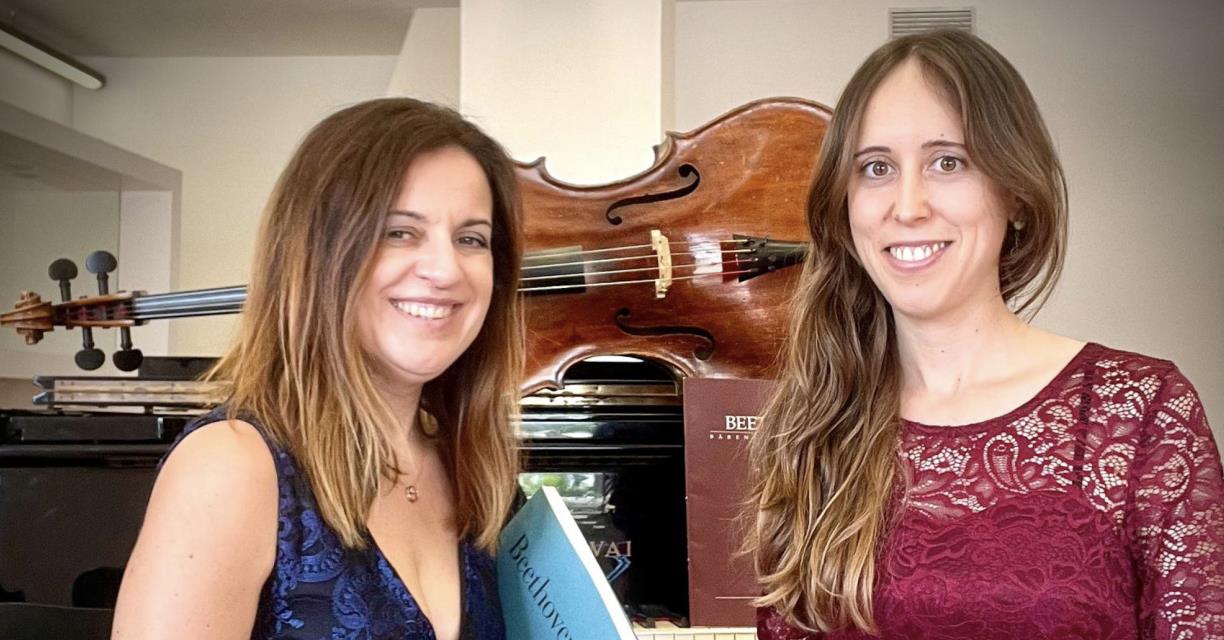 La violoncel·lista Clàudia Romaní i la pianista Rocío Sevares. Eix