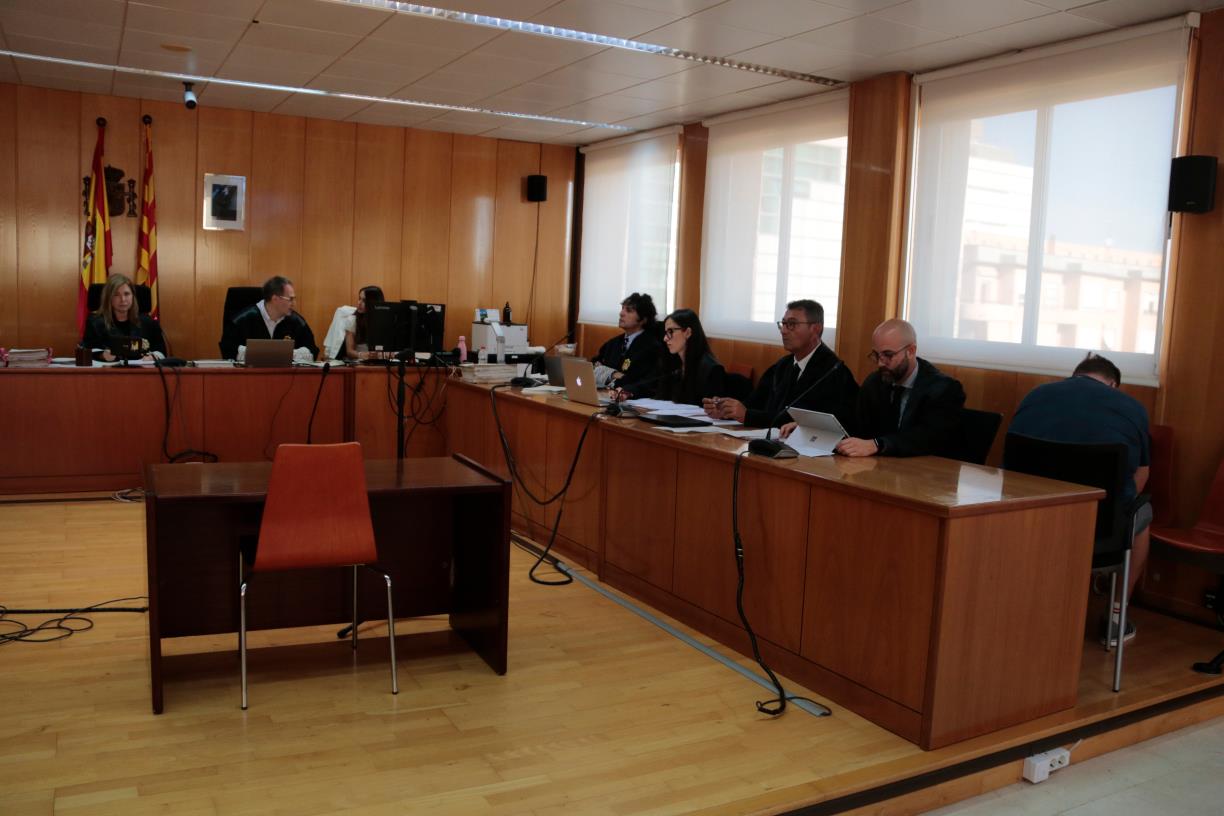 L'acusat de matar la seva exparella a Calafell declara que va colpejar-la amb una pedra per defensar-se de l'agressió. ACN