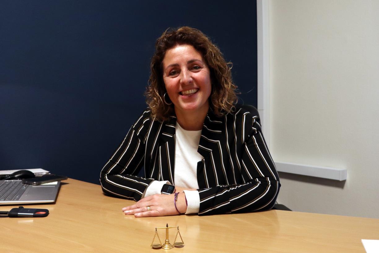 L'advocada Elisabet Masip, de l'associació Dones Juristes, al seu despatx, a Barcelona . ACN