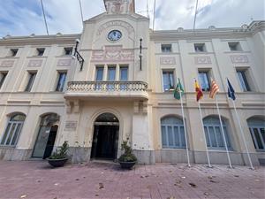 L'Ajuntament de Sant Sadurní d'Anoia penja la bandera espanyola a la façana de la Casa de la Vila per ordre judicial. ACN