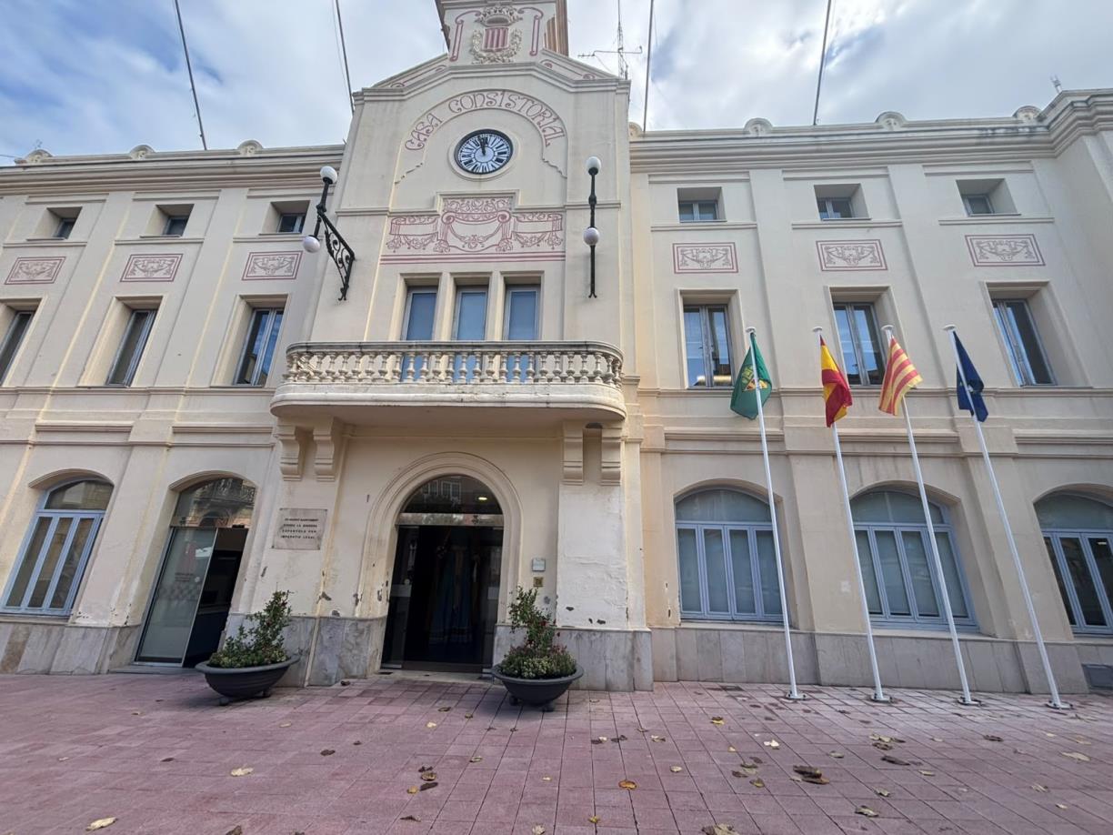 L'Ajuntament de Sant Sadurní d'Anoia penja la bandera espanyola a la façana de la Casa de la Vila per ordre judicial. ACN