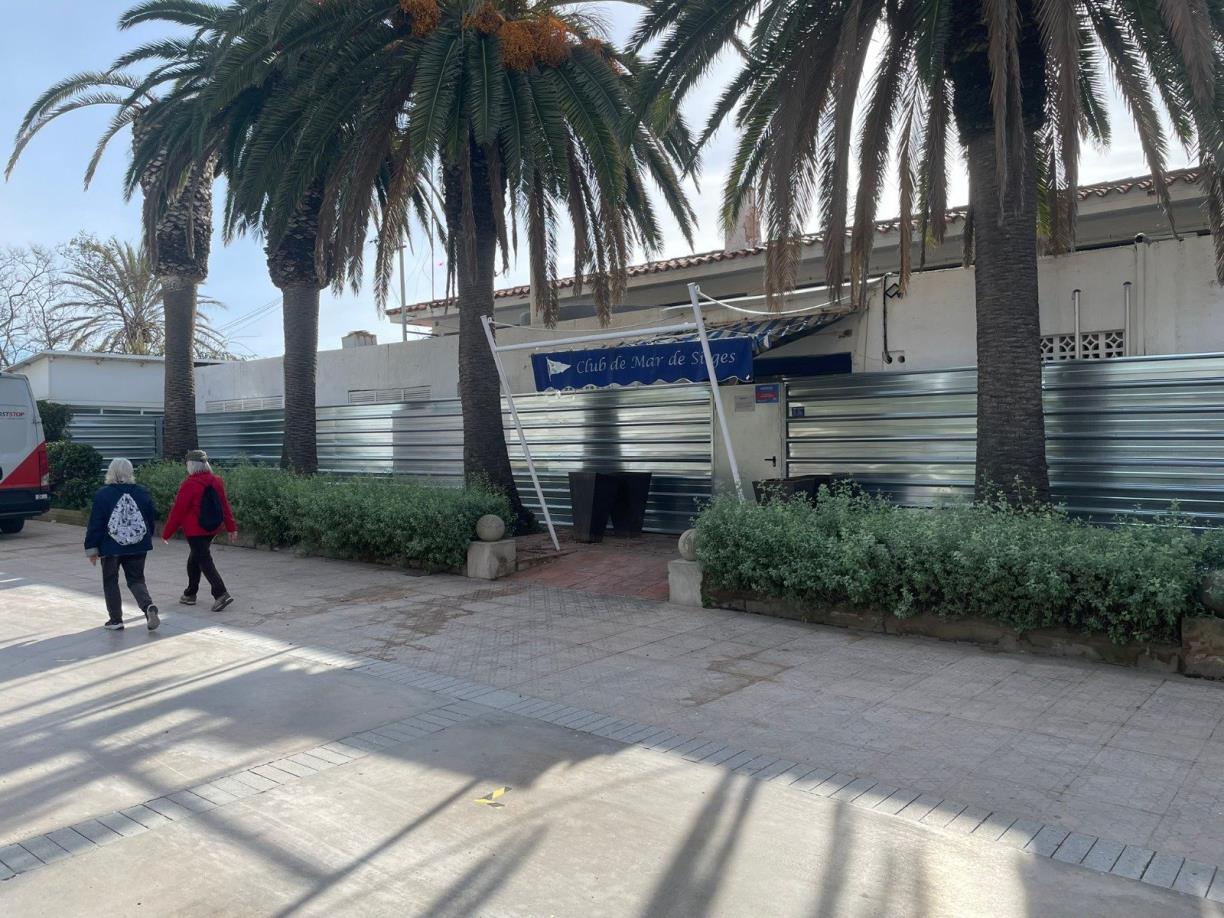 L’Ajuntament de Sitges defensa mantenir el Club de Mar com un espai públic i rebutja l’enderrocament immediat. Ajuntament de Sitges