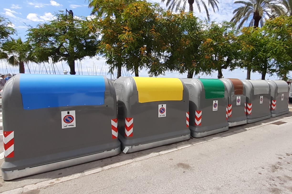L’Ajuntament de Sitges sanciona nou persones per deixar bosses de brossa al carrer. Ajuntament de Sitges