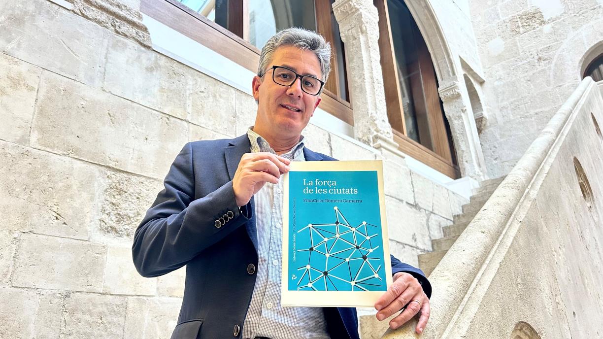 L’alcalde de Vilafranca, Francisco Romero, publica La Força de les Ciutats, un assaig sobre municipalisme . EIX