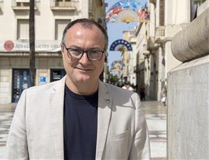Lalcalde de Vilanova i la Geltrú, Juan Luis Ruiz, a la plaça de la Vila. Carles Castro