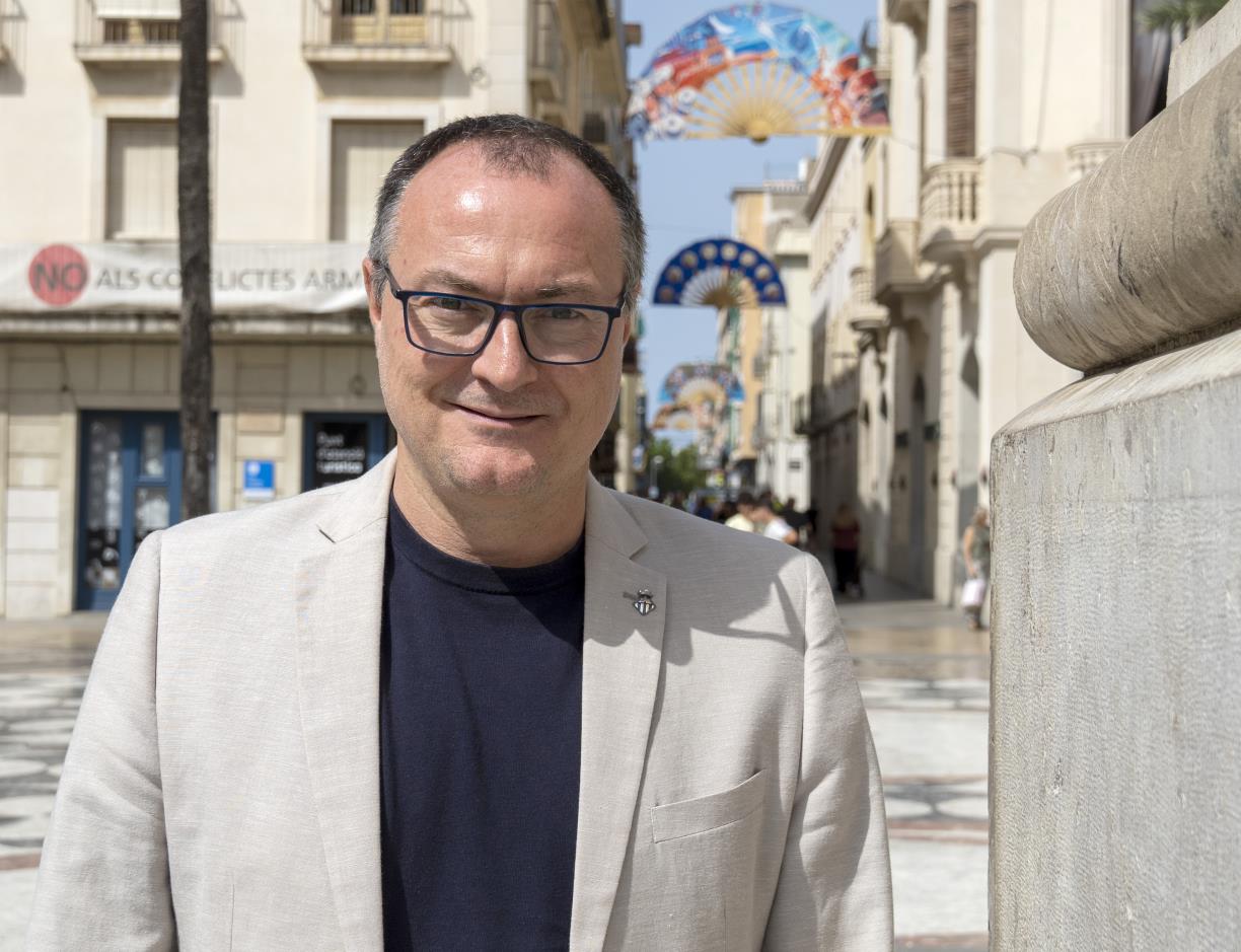 Lalcalde de Vilanova i la Geltrú, Juan Luis Ruiz, a la plaça de la Vila. Carles Castro