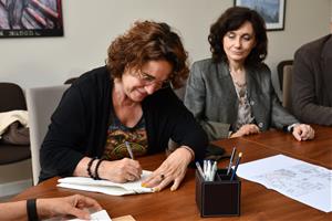 L’Alcaldessa signa la constitució de la junta de compensació per crear els 482 HPO. Ajuntament de Sitges