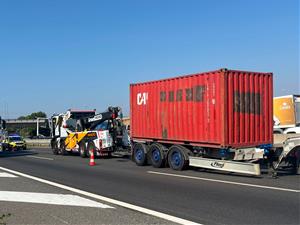 L'AP-7 acumula 19 quilòmetres de retencions en sentit Barcelona per l'accident d'un camió a Sant Sadurní d'Anoia. ACN