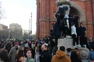 L’Arc de Triomf de Barcelona s’omple de curiosos a la recerca de ‘therians’ . ACN / Maria Asmarat
