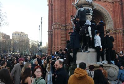 L’Arc de Triomf de Barcelona s’omple de curiosos a la recerca de ‘therians’ . ACN / Maria Asmarat