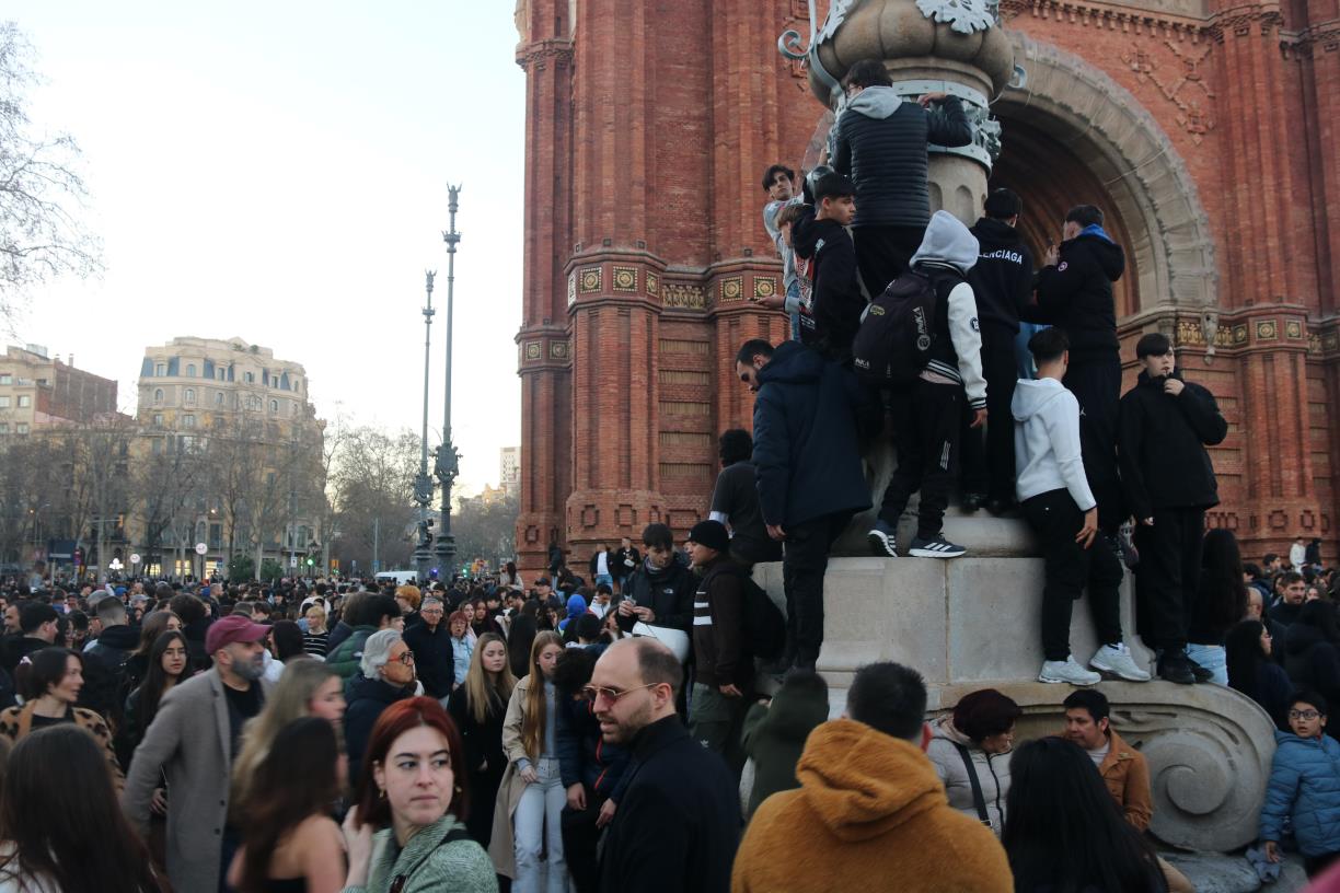L’Arc de Triomf de Barcelona s’omple de curiosos a la recerca de ‘therians’ . ACN / Maria Asmarat