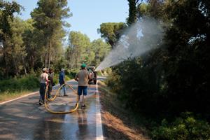 L'endemà de l'inici de l'incendi al Pla de Manlleu (Aiguamúrcia), els veïns seguien pendents de l'evolució de les tasques d'extinció de les flames