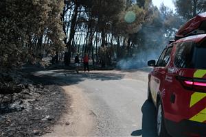 L'endemà de l'inici de l'incendi al Pla de Manlleu (Aiguamúrcia), els veïns seguien pendents de l'evolució de les tasques d'extinció de les flames