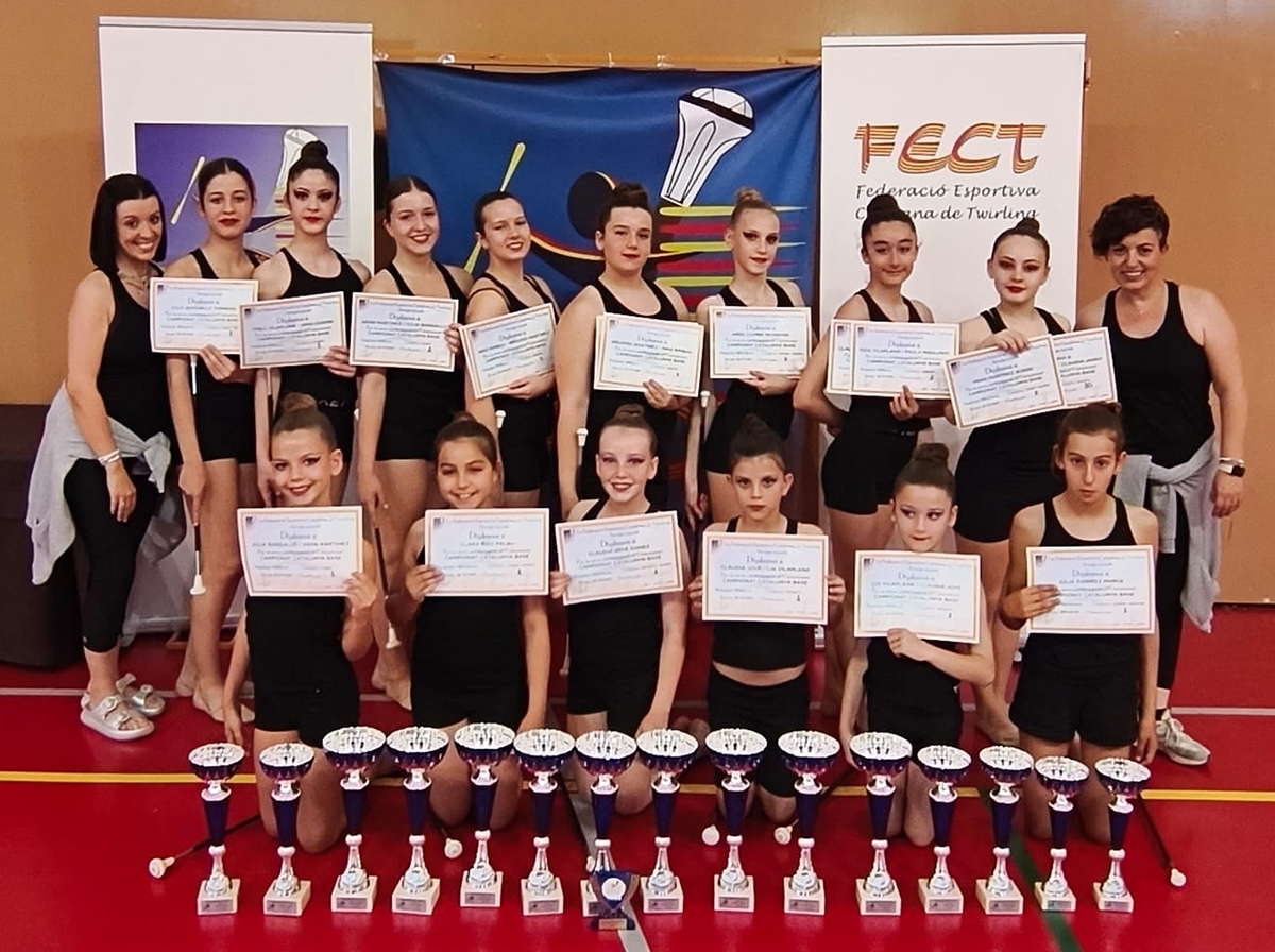 Les atletes del Club Twirling Vilobí . Eix